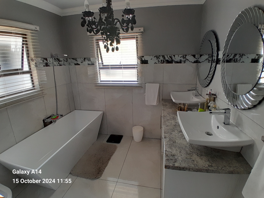 6 Bedroom Property for Sale in Protea Park North West